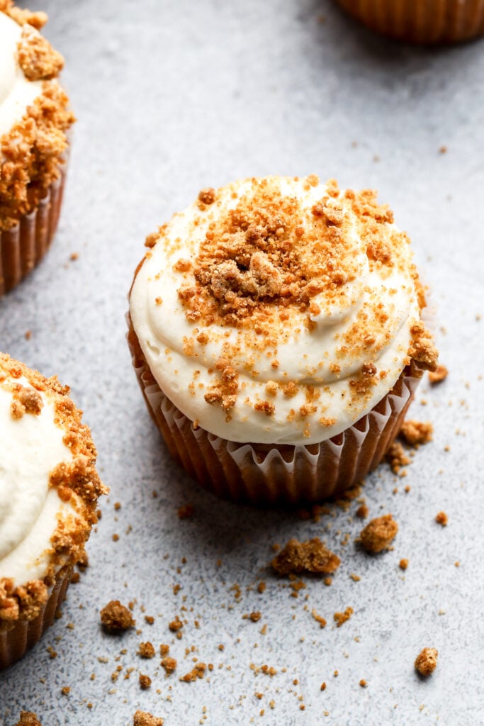 finished apple pie cupcakes with streusel topping
