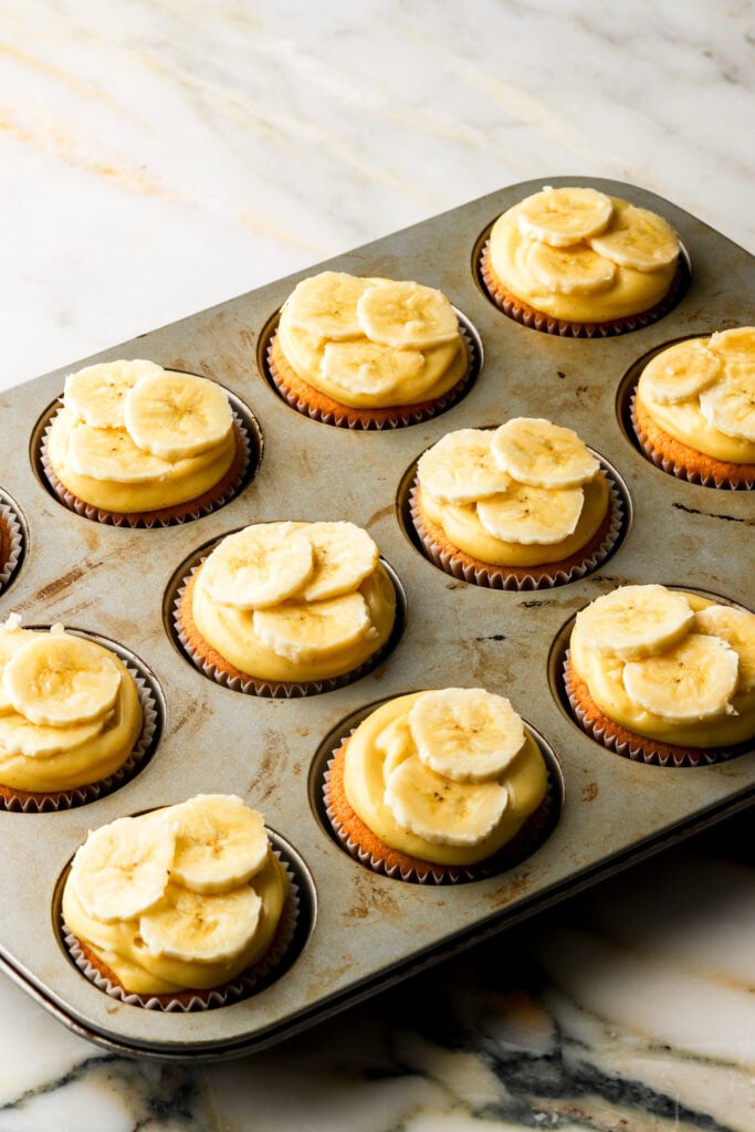 banana slices on top of pastry cream
