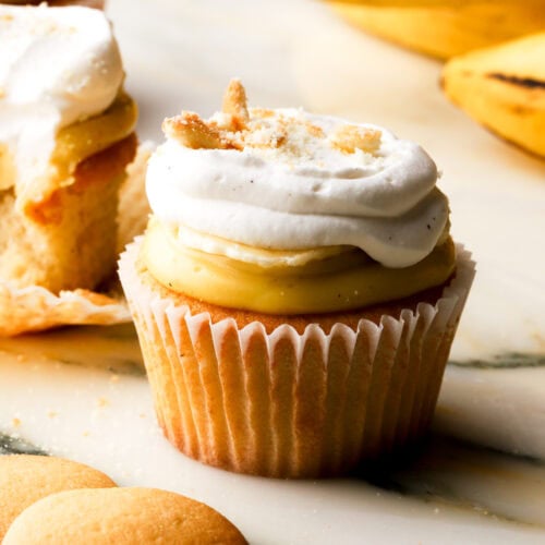 banana pudding cupcake with bananas in the background