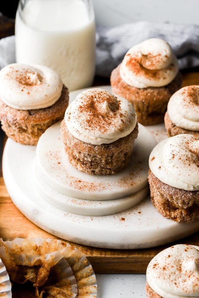 banana snickerdoodle cupcakes with cream cheese frosting