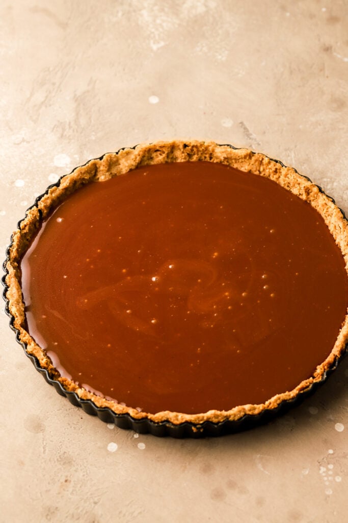 caramel filling in the tart crust