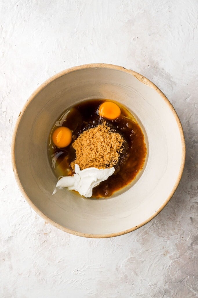 Combine the eggs, sugar, oil and sour cream