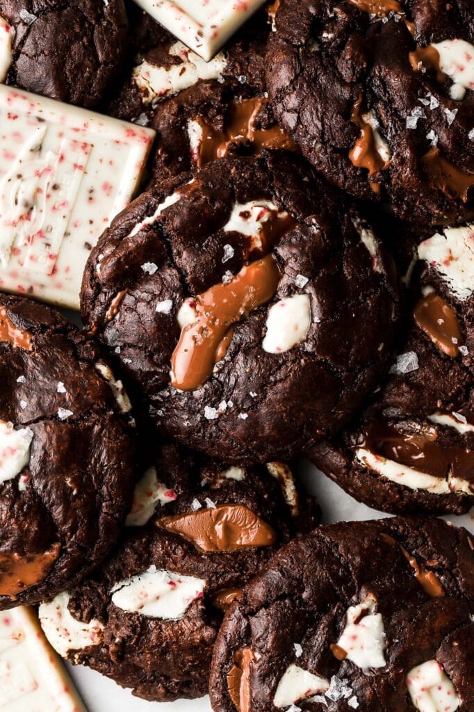 chocolate cookies with peppermint bark