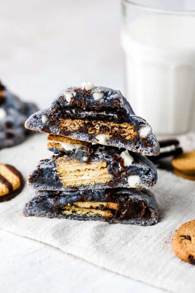 Whatโs better than quick and easy chocolate chip cookies? Quick and easy blue chocolate chip cookies stuffed with your favorite kind of cookies, duh! These cookie monster cookies are next level indulgent!