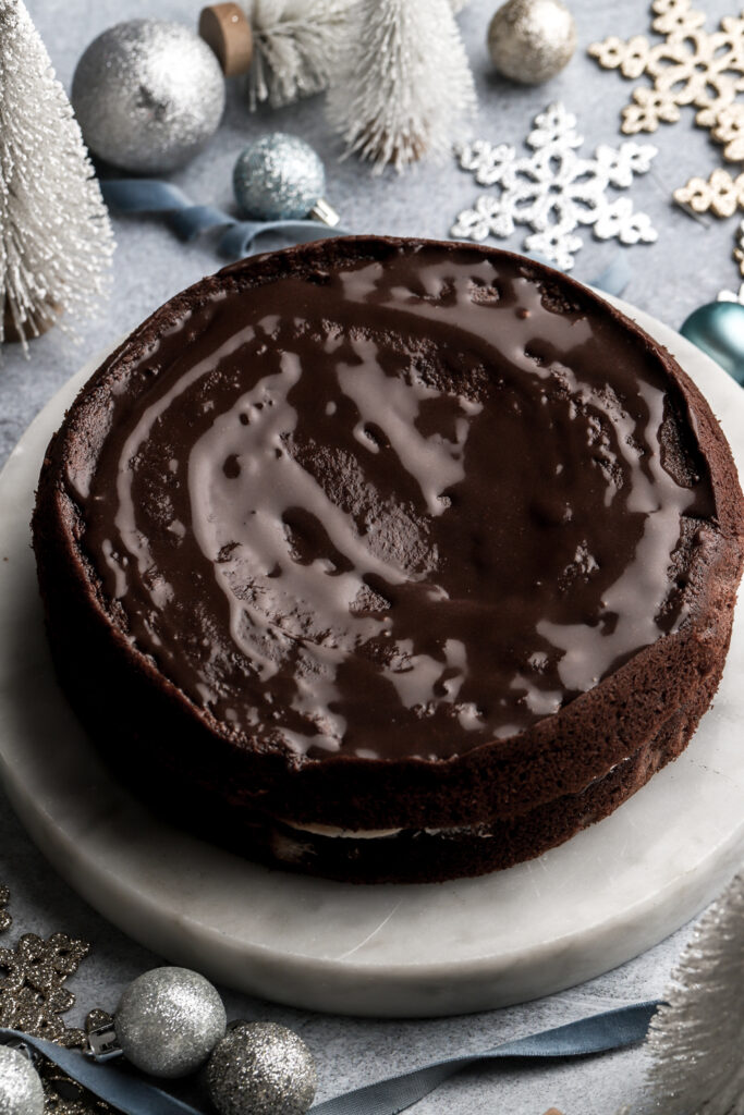 fudge sauce spread on chocolate cake