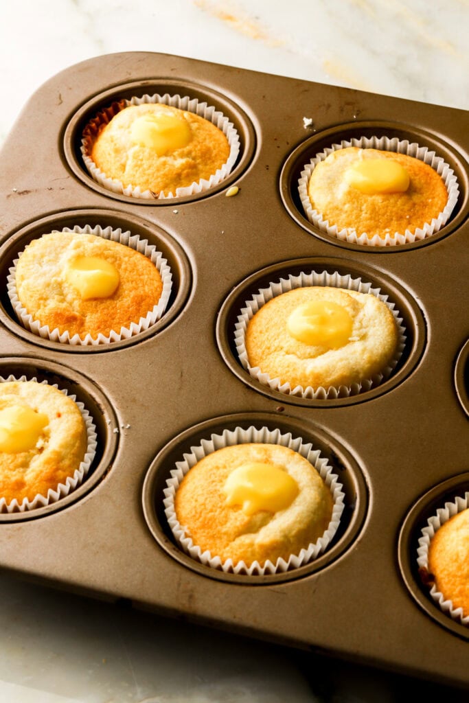 lemon cupcakes filled with lemon curd