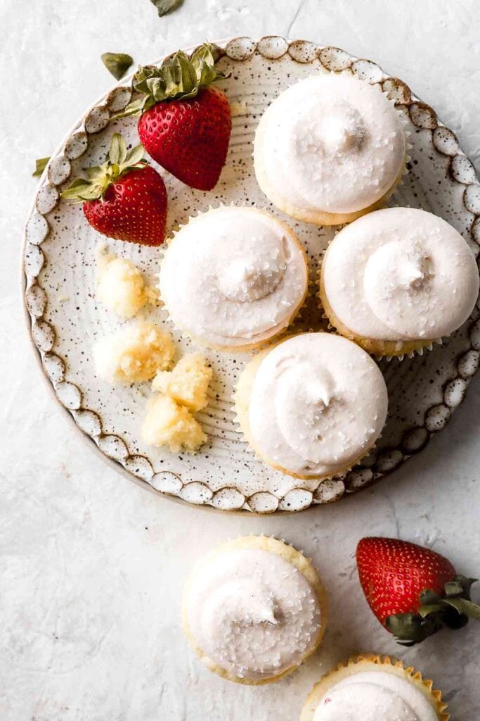 vanilla cupcakes with strawberries cream cheese frosting