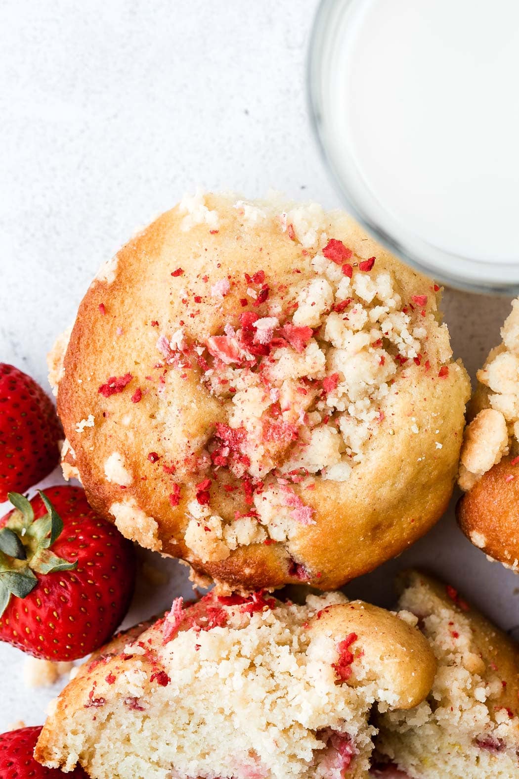 strawberry muffins with strawberry crumble topping