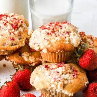 strawberry muffins with strawberry crumble topping